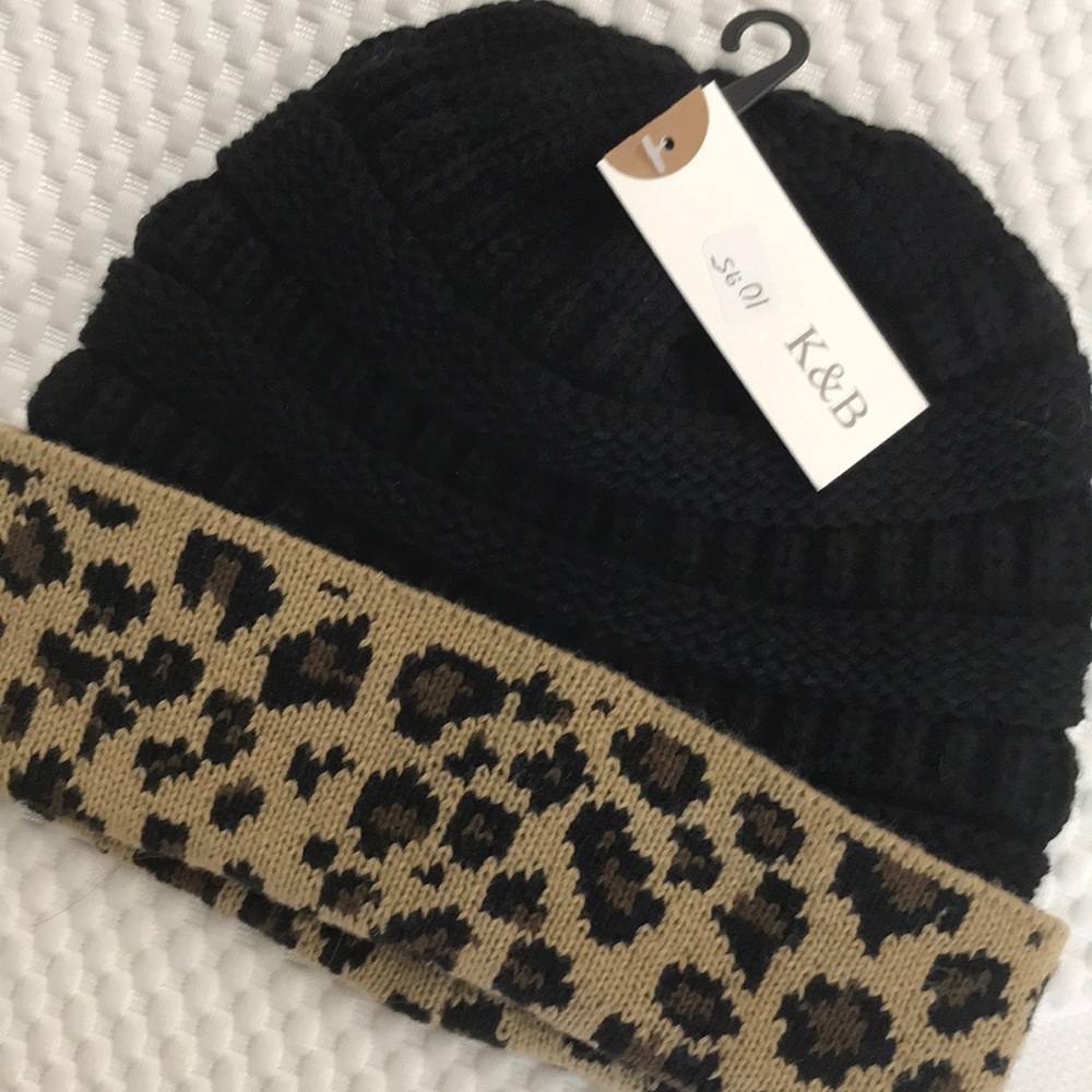Black/leopard beanie